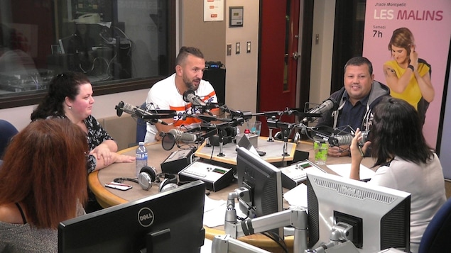 Les invités discutent dans le studio de radio d'ICI Ottawa-Gatineau.