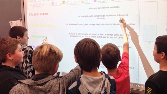 Des élèves de sixième année de l'école Douville à Saint-Hyacinthe utilisent le tableau interactif installé dans leur classe. Des élèves de sixième année de l'école Douville à Saint-Hyacinthe utilisent le tableau interactif installé dans leur classe.
