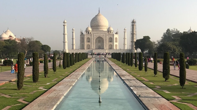 Le Taj Mahal, mausolée de marbre blanc, vieux de 350 ans.