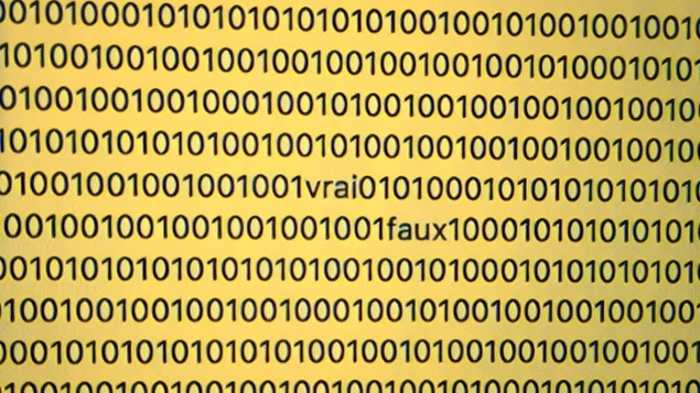 Suite de zéros et de uns qui représente une vision artistique d'un algorithme Suite de zéros et de uns qui représente une vision artistique d'un algorithme