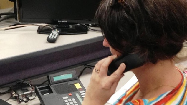 Une femme au téléphone.