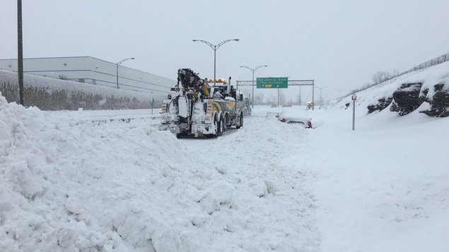 L'autoroute 13 ensevelie à la suite de la tempête du 13 et 14 mars L'autoroute 13 ensevelie à la suite de la tempête du 13 et 14 mars