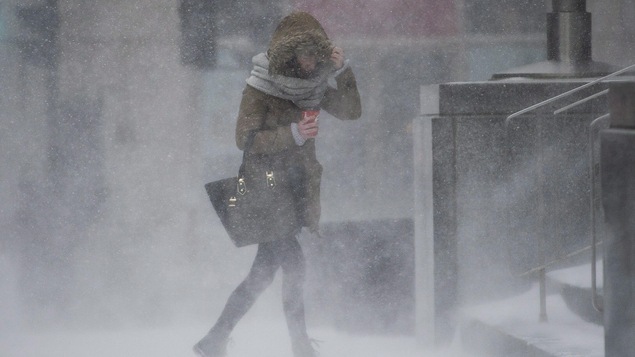 Les bourrasques de vent rendaient la marche difficile à Montréal. Les bourrasques de vent rendaient la marche difficile à Montréal.