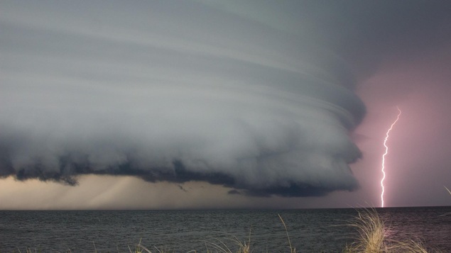 Nuages menaçants et éclairs dans la Péninule Nuages menaçants et éclairs dans la Péninule