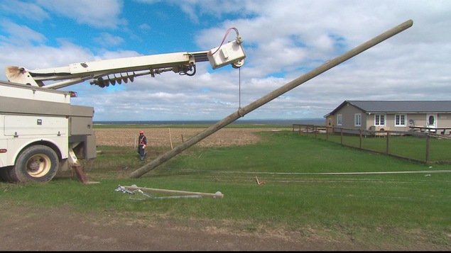 Une équipe d'Énergie NB nettoie les dégâts causés par les poteaux tombés durant la tempête. Une équipe d'Énergie NB nettoie les dégâts causés par les poteaux tombés durant la tempête.