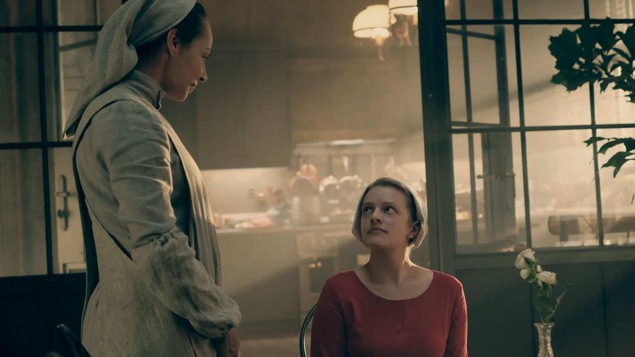 Les actrices Amanda Brugel et Elisabeth Moss dans la série « The Handmaid's Tale »
