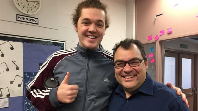 Théo Deezar en compagnie du directeur de l'École Précieux-Sang, Robert Daigneault Théo Deezar en compagnie du directeur de l'École Précieux-Sang, Robert Daigneault