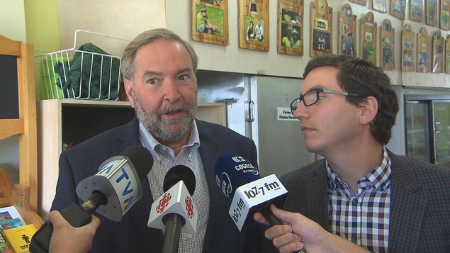 Le chef du NPD, Thomas Mulcair, et le député néodémocrate de Sherbrooke, Pierre Luc Dusseault, lors d'un point de presse.