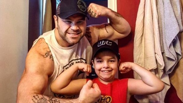 Tim Hague pose fièrement avec son fils de neuf ans. Tim Hague pose fièrement avec son fils de neuf ans.