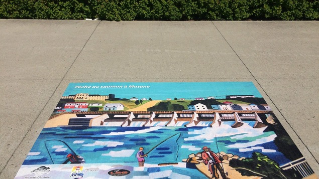 Une toile représentant la pêche au saumon au centre-ville de Matane.