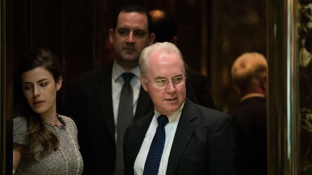 Tom Price, prenant un ascenseur de la Trump Tower, où il a rencontré le président élu le 16 novembre. Tom Price, prenant un ascenseur de la Trump Tower, où il a rencontré le président élu le 16 novembre.