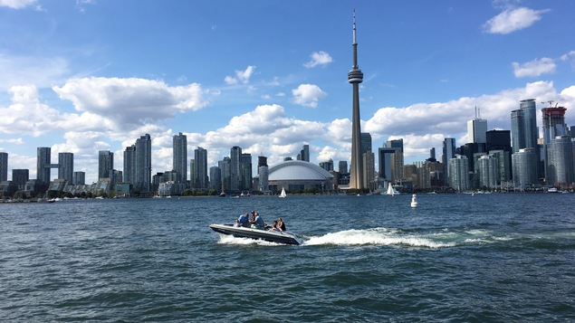 La Tour CN et le centre-ville de Toronto vus du lac Ontario.