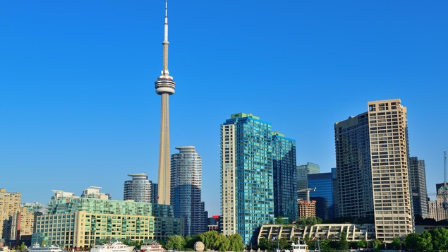Une vue du centre-ville de Toronto, avec la tour du CN, au centre. Une vue du centre-ville de Toronto, avec la tour du CN, au centre.