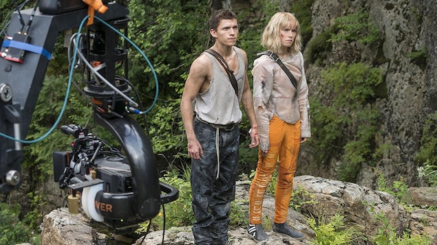 Les acteurs Tom Holland et Daisy Ridley pendant le tournage du film Chaos Walking