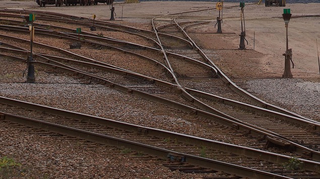 Des sections de rails de chemin de fer dans une cours de triage de Baie-Comeau.