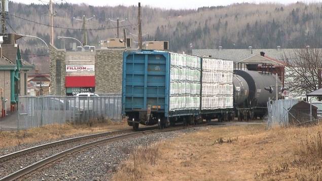 Un train de marchandises traverse le centre-ville de Rimouski Un train de marchandises traverse le centre-ville de Rimouski