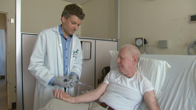 Le médecin Jean-Mathieu Beauregard et le patient Howard Guerevich