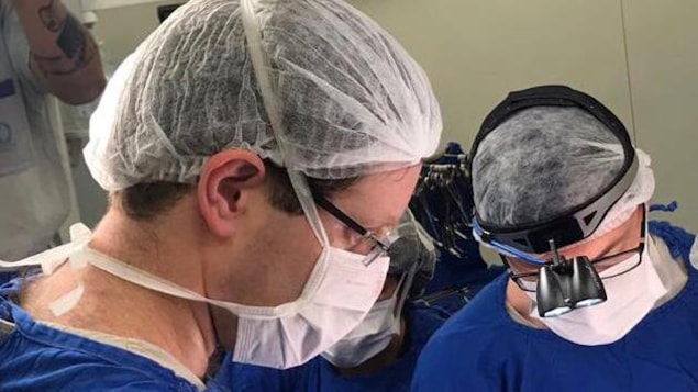 Les médecins qui ont pratiqué la transplantation utérine à l'hôpital de Sao Paulo, Brésil, le 15 décembre 2017.