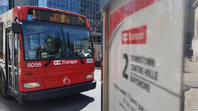 Un autobus de la ligne 1 Ottawa-Rockcliffe d'OC Transpo à l'intersection des rues Bank et Wellington, à Ottawa. (Archives)