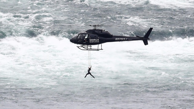 Accrochée à un hélicoptère, la trapéziste Erendira Wallenda effectue une performance au-dessus des chutes du Niagara. Accrochée à un hélicoptère, la trapéziste Erendira Wallenda effectue une performance au-dessus des chutes du Niagara.