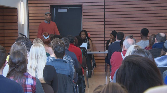 Une rencontre sur le travail social à l'Université d'Ottawa, devant une salle comble. Une rencontre sur le travail social à l'Université d'Ottawa, devant une salle comble.