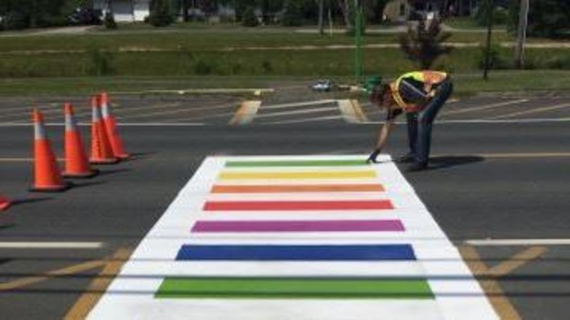 Une traverse piétons en arc-en-ciel