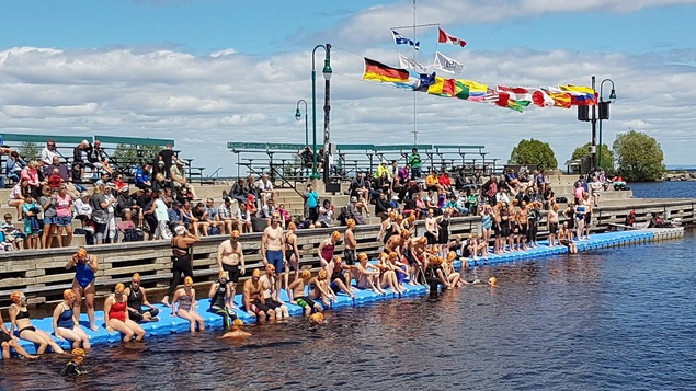 Les nageurs au départ du 2 km