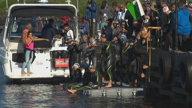 Les nageurs avant de se jeter dans l'eau du lac Saint-Jean.