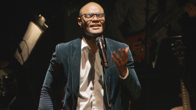 Trésor Otshudi sur scène en pleine intonation musicale