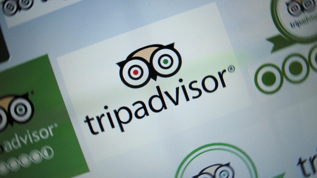 Le logo de TripAdvisor représentant les yeux d'une chouette s'affiche sur un écran d'ordinateur.