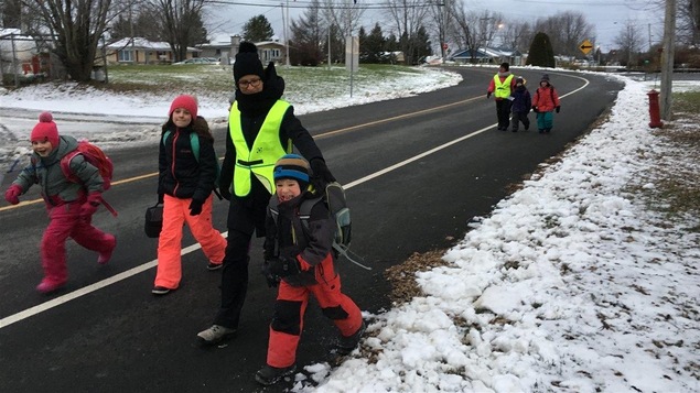 Depuis la fin octobre, certains élèves de Saint-Omer troquent l'autobus pour la marche pour se rendre à l'école grâce au Trottibus.
