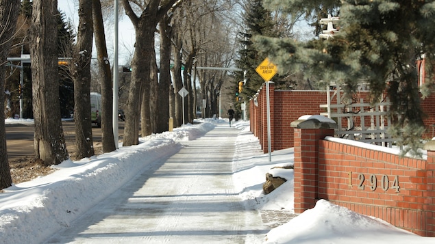 Avec une construction comme celle-ci, la neige n’empiète pas sur l'espace réservé aux piétons. Il suffit d'avoir une surface assez large entre la route et le trottoir, où la neige peut s'accumuler.