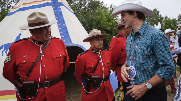Le Premier ministre Justin Trudeau avec les membres de la GRC au Stampede de Calgary Le Premier ministre Justin Trudeau avec les membres de la GRC au Stampede de Calgary