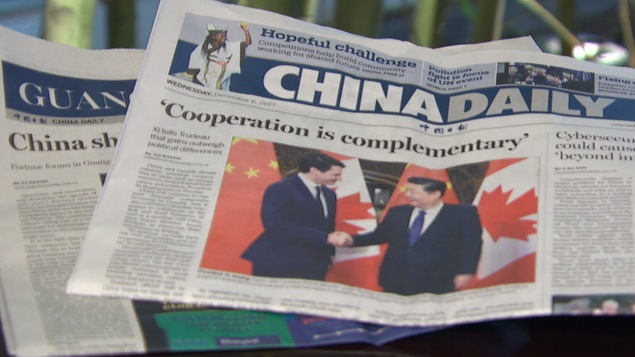 Un quotidien avec une photo de Justin Trudeau avec Xi Jinping.