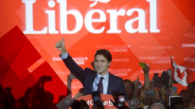 Justin Trudeau lève le pouce bien haut, tandis qu'il est applaudi par des partisans.