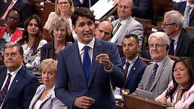 Le premier ministre Justin Trudeau a défendu la décision de son gouvernement d'acheter le pipeline Trans Mountain, lors de la période de questions à Ottawa mercredi.