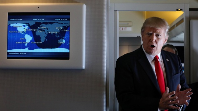 Le président américain Donald Trump s'adresse aux journalistes à bord de l'avion présidentiel Air Force One.