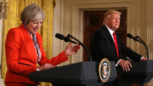 Donald Trump et Theresa May sourient tous les deux lors d'un point de presse conjoint à la Maison-Blanche
