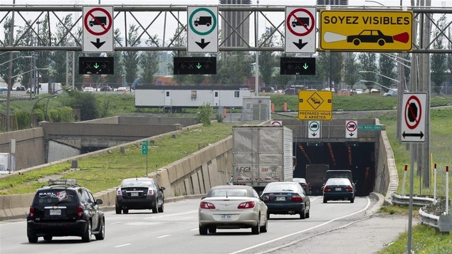 Des voitures et des camions entrent dans le tunnel Louis-H. Lafontaine, à Montréal.