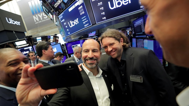 Dara Khosrowshahi utilise un téléphone cellulaire pour se photographier avec Garrett Camp.
