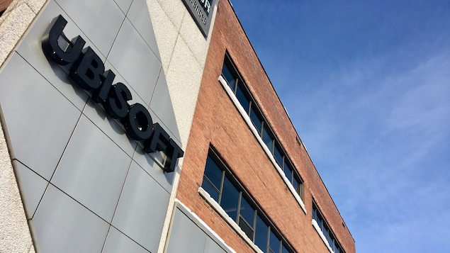 Un bâtiment en brique avec le logo d'Ubisoft.