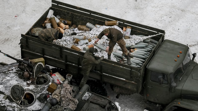 Un blindé et des armes lourdes à Avdiïvka. Un blindé et des armes lourdes à Avdiïvka.