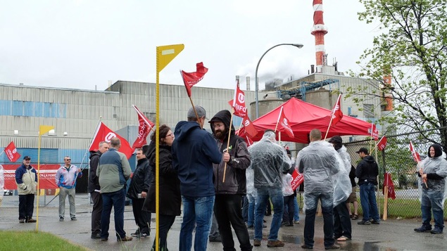 Des membres du syndicat Unifor ont manifesté lundi après-midi à Amos. Des membres du syndicat Unifor ont manifesté lundi après-midi à Amos.