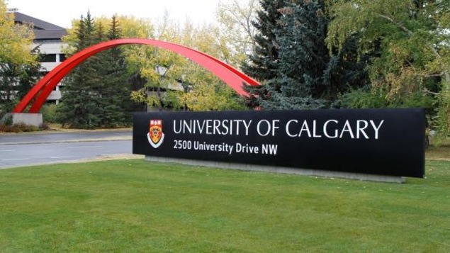 Pancarte de l'Université de Calgary l'été
