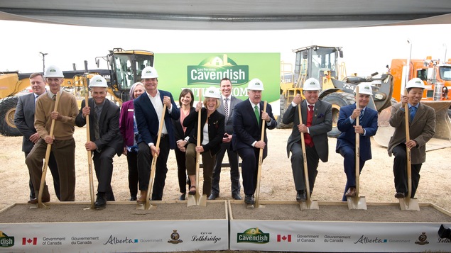 La première ministre de l'Alberta, Rachel Notley, était présente au lancement du chantier de l'usine de pommes de terre congelées Cavendish, à Lethbridge.