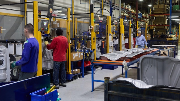 Des ouvriers qui utilisent des machines, dans l'usine Spectra Premium de Boucherville. Des ouvriers qui utilisent des machines, dans l'usine Spectra Premium de Boucherville.