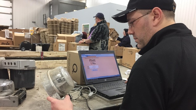Les vieux compteurs d'Hydro-Québec sont récupérés dans une usine de Saint-Tite. Les vieux compteurs d'Hydro-Québec sont récupérés dans une usine de Saint-Tite.