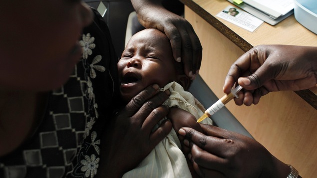 Un bébé reçoit une dose d'un vaccin expérimental contre la malaria, au Kenya.