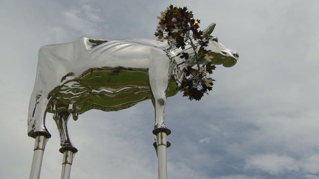 La sculpture de huit mètres a été installée dans le quartier résidentiel de Cathedraltown, à Markham.