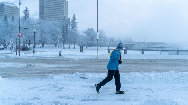 Un piéton lors d'une vague de froid en hiver à Saskatoon, en Saskatchewan, le 30 décembre 2021.